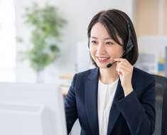 お問い合わせに対応するスタッフ
